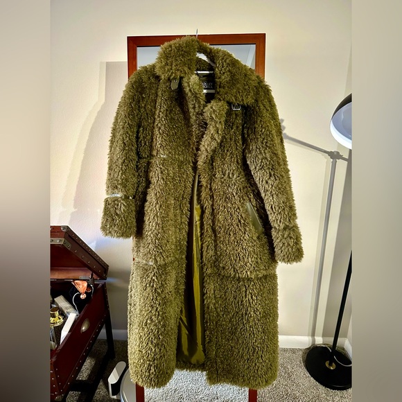 Badgley Mischka Jackets & Blazers - Badgley Mischka faux fur coat